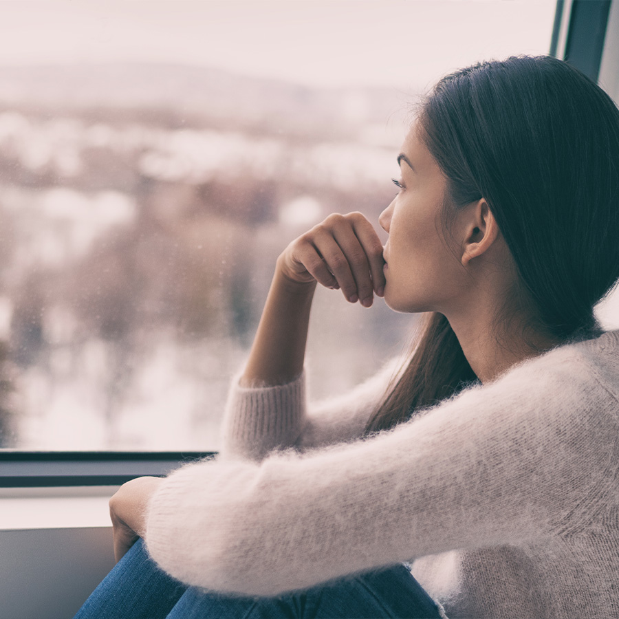 Dipl.-Psych. Felix Zegelman, Ihr Coach für den Abbau von Einsamkeit. Dieses Bild zeigt eine einsame Frau, die verloren aus dem Zugfenster starrt.